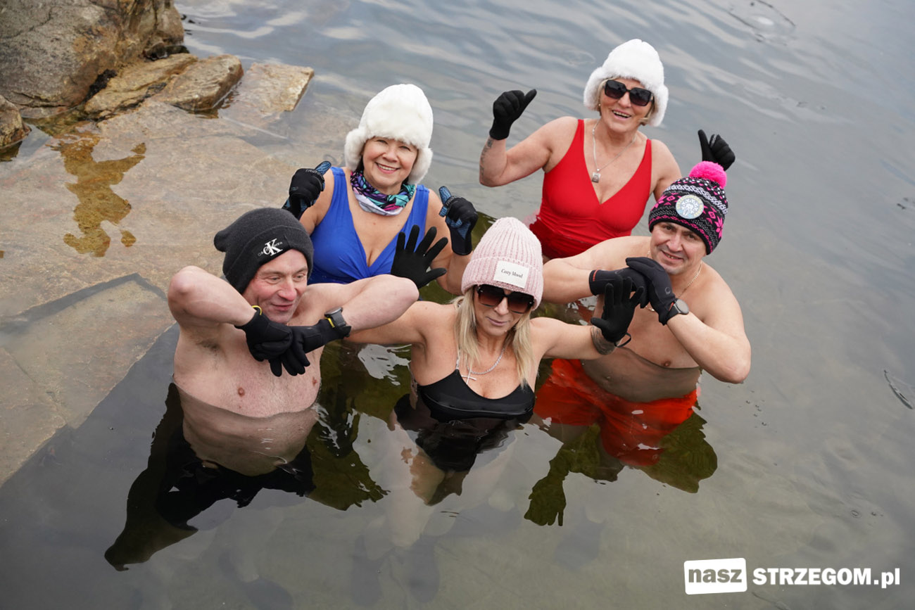 Uwielbiają kąpiele w lodowatej wodzie i do morsowania zachęcają innych [FOTO] 